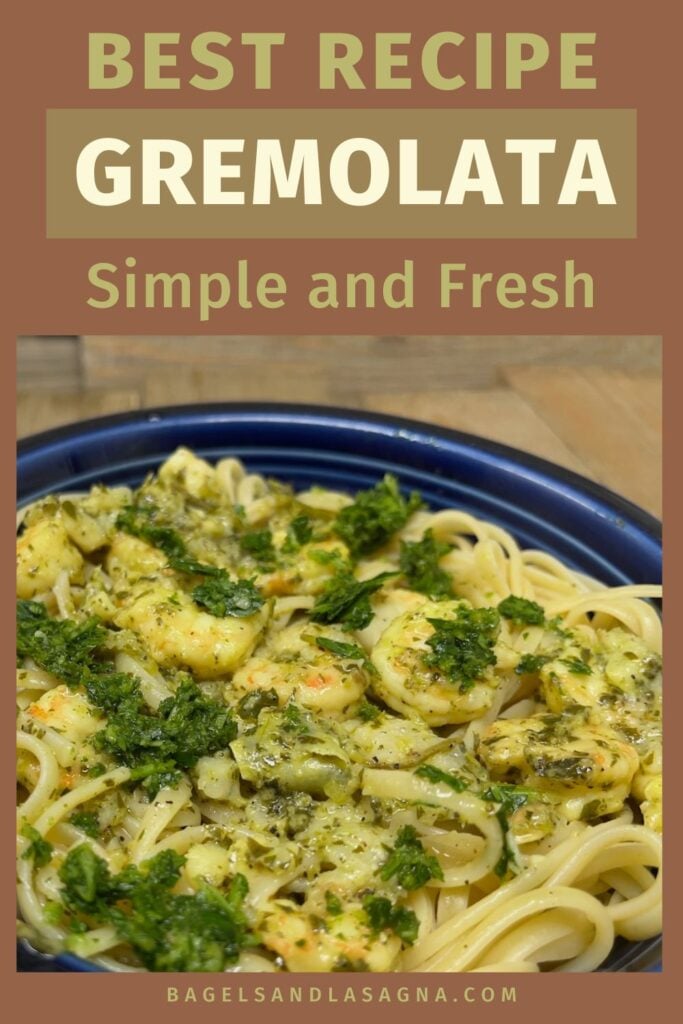 Un bol de pâtes surmonté de crevettes succulentes et de gremolata vibrante.