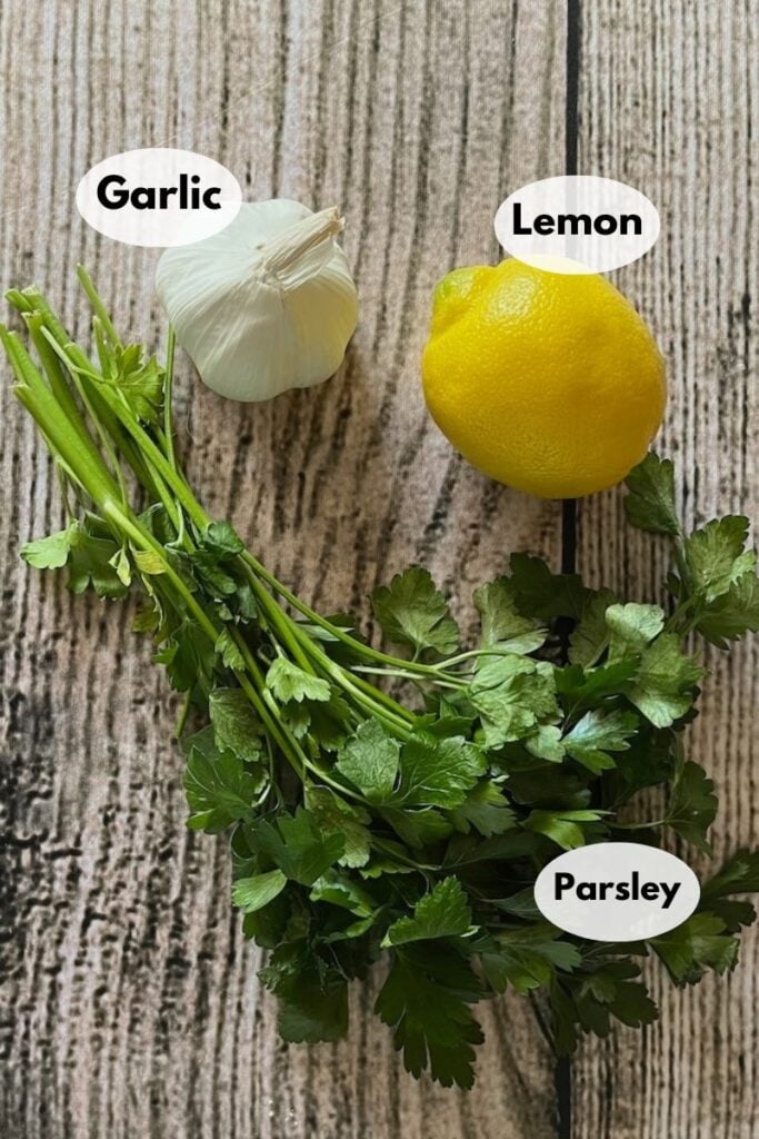 Vue aérienne de l'ail, d'un citron et du persil.