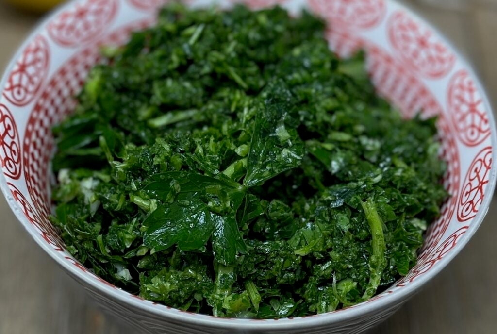 Un bol d'herbes vertes finement hachées.