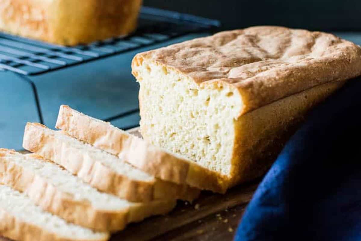 A loaf of bread is sitting on a cutting board.