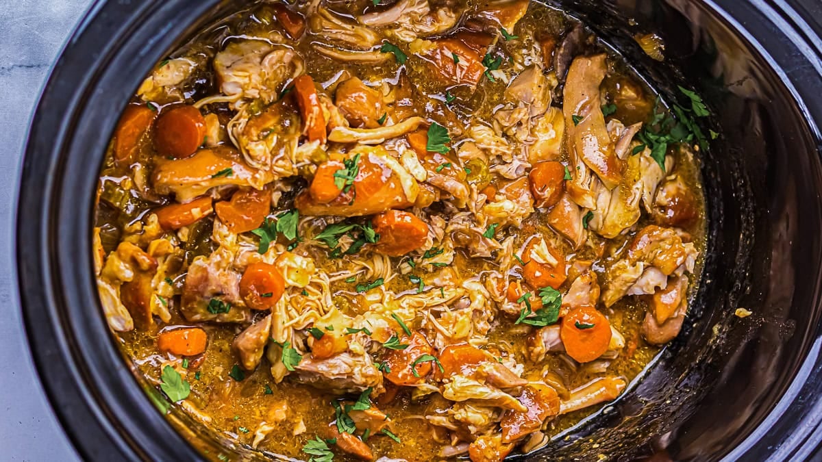Chicken with carrots in crockpot.